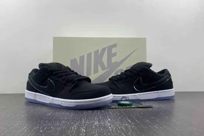 Eminem x Carhartt x Nike Dunk SB Low FN4193-013