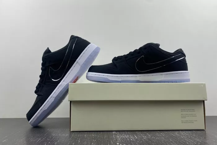 Eminem x Carhartt x Nike Dunk SB Low FN4193-013