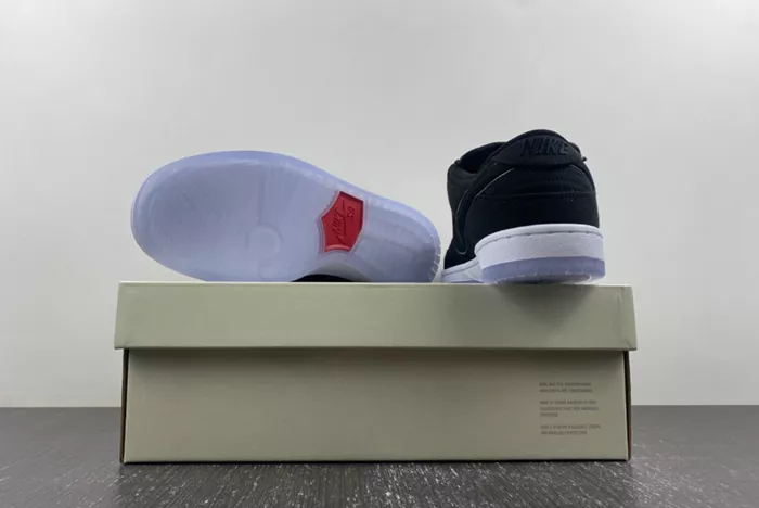 Eminem x Carhartt x Nike Dunk SB Low FN4193-013